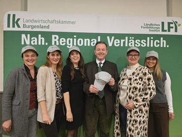 Kammerrätinnen präsentiern neue Corporate Identity Landwirtschaftskammer Kappen .jpg © LKBgld_Tesch-Wessely