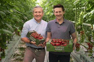 LGV Sonnengemüse Vorstand Josef Peck und Gärtner Thomas Merschl im neuen Gewächshaus.jpg © zweischrittweiter .at