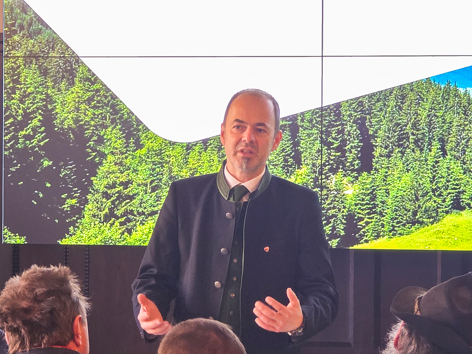 Präsident Josef Hechenberger berichtet vor der Vollversammlung © LK Tirol