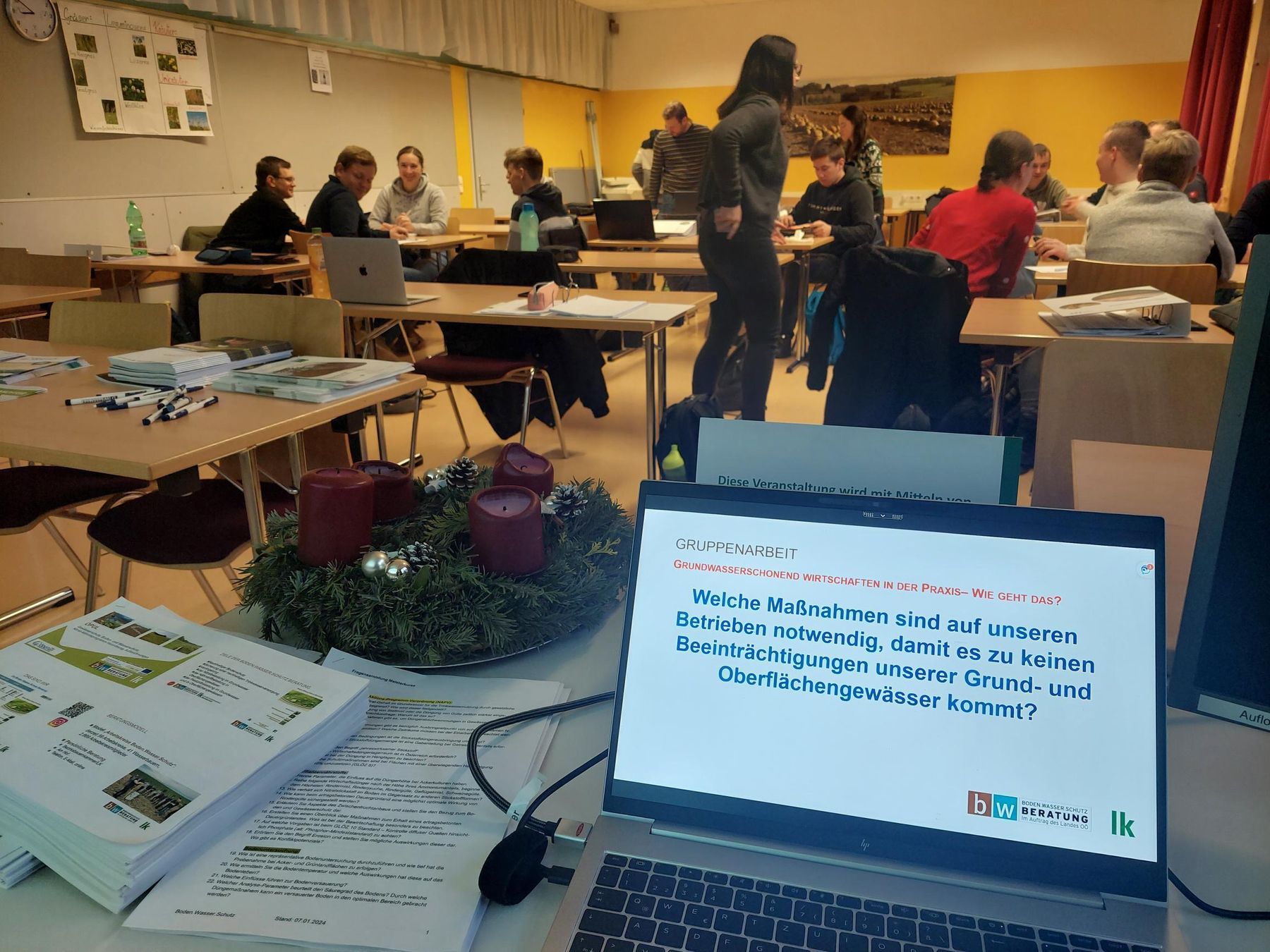 Mit vollem Einsatz dabei -  waren die Teilnehmerinnen und Teilnehmer des Meisterkurses in Otterbach bei der Ausarbeitung und Vorstellung der Gruppenarbeiten zum Thema "Welche Maßnahmen sind auf unseren Betrieben notwendig, damit es zu keinen Beeinträchtigungen unserer Grund- und Oberflächengewässern kommt?" © BWSB