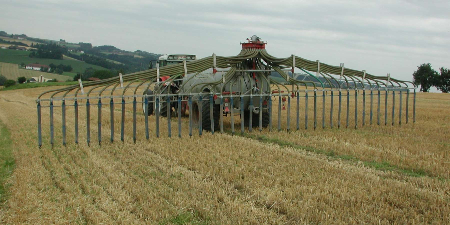 Schleppschlauch Getreidestoppel.jpg © BWSB/Hölzl