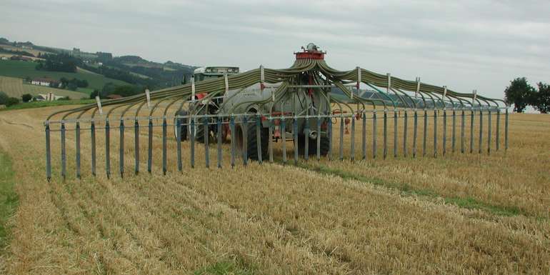 Schleppschlauch Getreidestoppel.jpg © BWSB/Hölzl