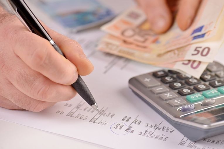 Finanzen_Taschenrechner_Geld_Berechnen © pfpgroup/stock.adobe.com