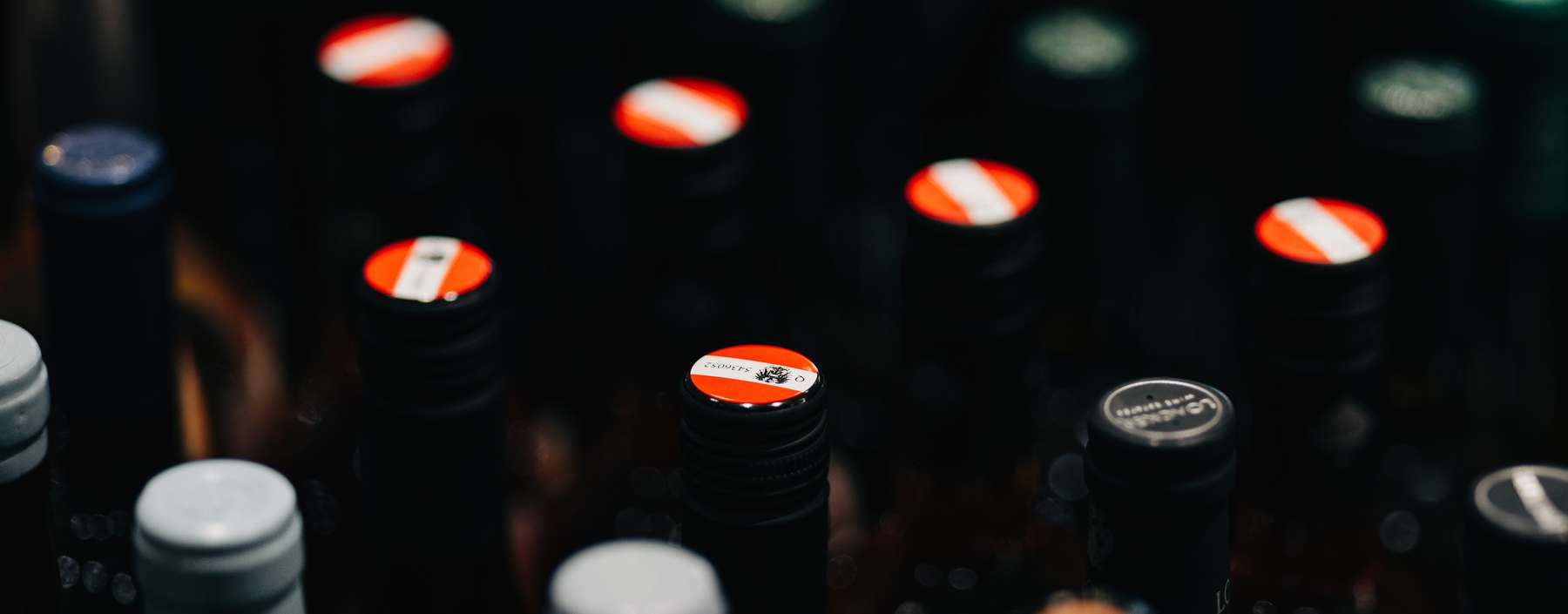 Weinflaschenverschlüsse mit Banderole.jpg © ÖWM/ManuGrafenauer