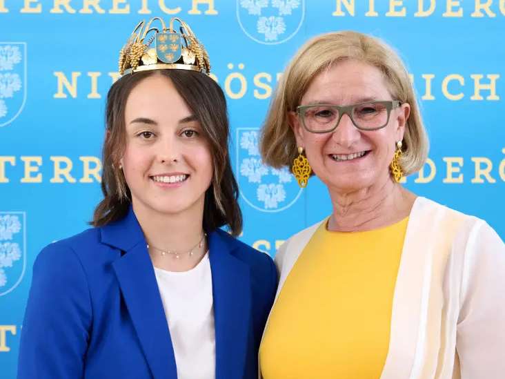 Laura_Hummel_ist_Niederoesterreichische_Weinkoenigin-732x1030.jpg © NLK Pfeiffer