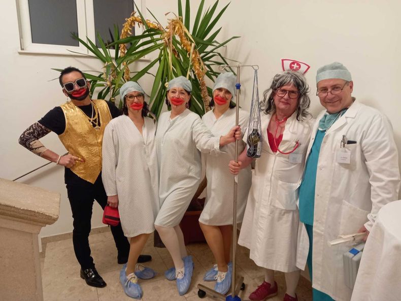 Dr. Woasned mit Team und Modeschöpfer Harald Glööckler.jpg