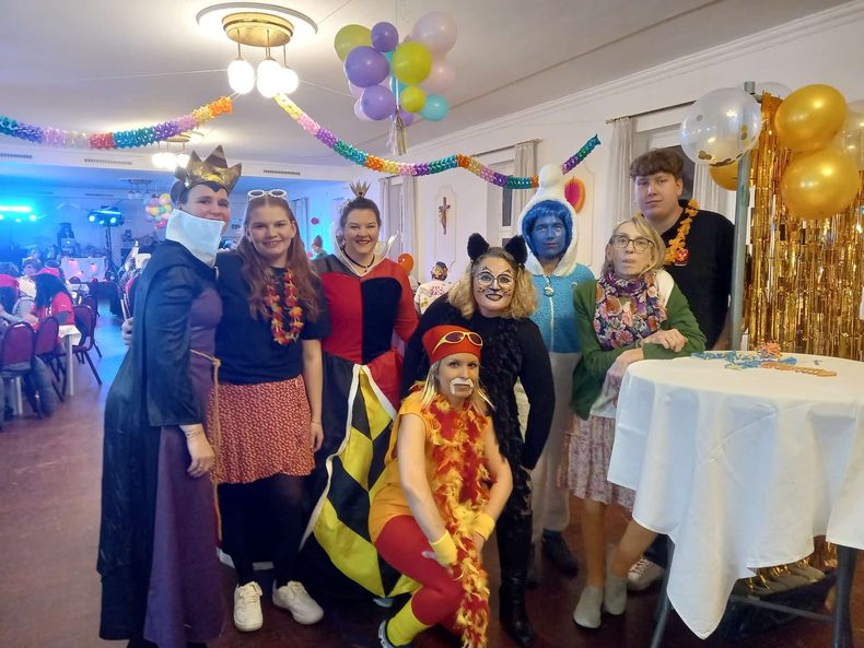 v.l. Lisa Scheider, Sophie Riedmüller (Jugendleiterin), Verena Trimmel, Sonja Wächter, Andrea Neumayr-Musser (Gemeindebäuerin), Birgit Mannsbart, Michaela Riedmüller, Marcel Lessiak (Jugendleiter) © Andrea Neumayer-Musser v.l. Lisa Scheider, Sophie Riedmüller (Jugendleiterin), Verena Trimmel, Sonja Wächter, Andrea Neumayr-Musser (Gemeindebäuerin), Birgit Mannsbart, Michaela Riedmüller, Marcel Lessiak (Jugendleiter) © Andrea Neumayer-Musser