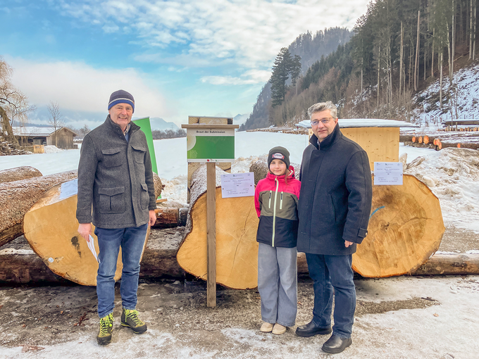 Waldverbandsobmann Josef Fuchs und LLA-Direktor Josef Stoll vor den verkauften Holzstämmen © Klaus Viertler