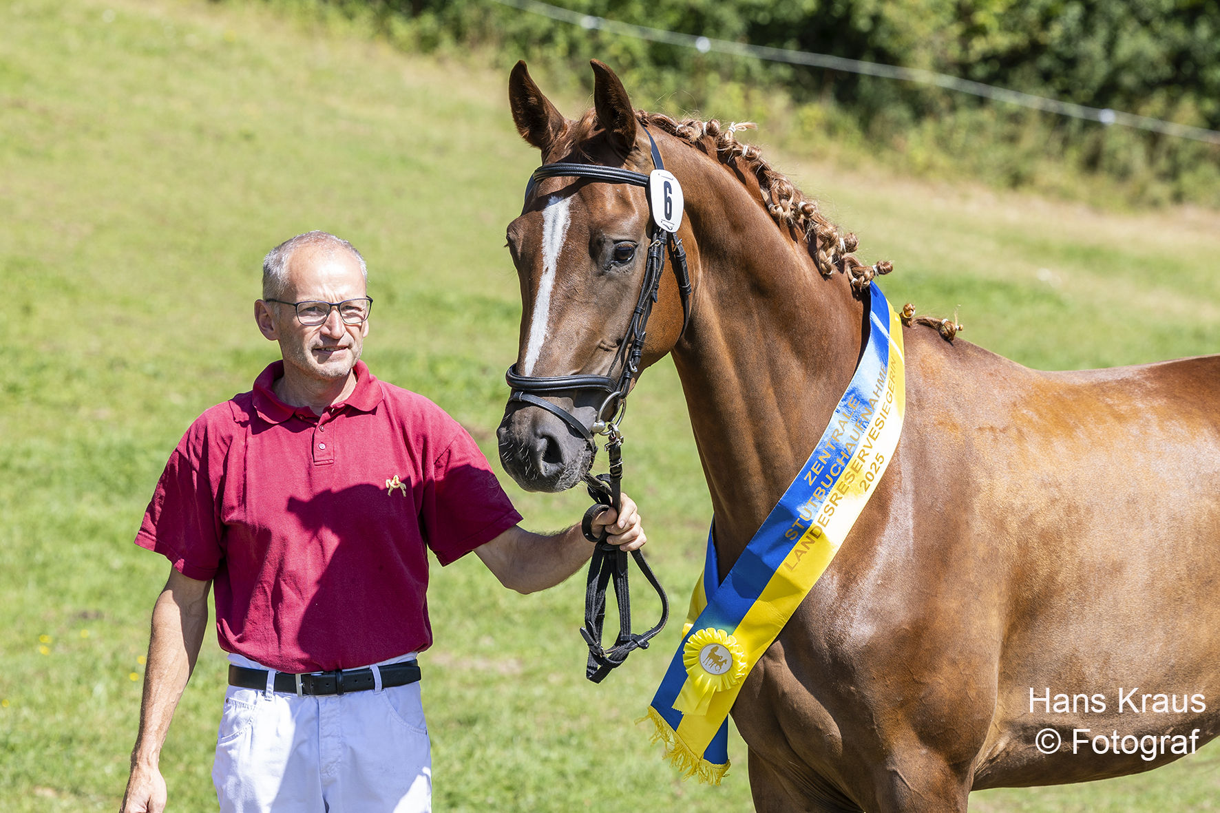 Leona_Pöckl_Schärpe.jpg © Hans Kraus