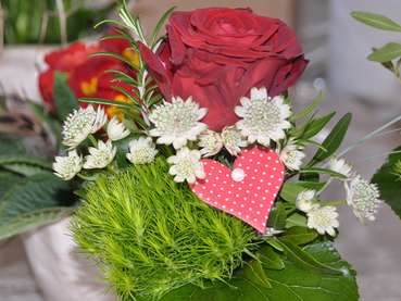 Rose mit Valentinsherz.jpg © LK Vbg./Harald Rammel