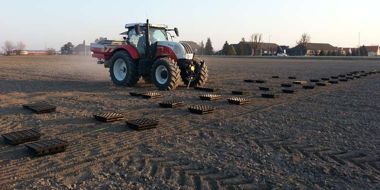 Einsatz von Prüfschalen am Feld - Querverteilung.jpg © BWSB/Wallner