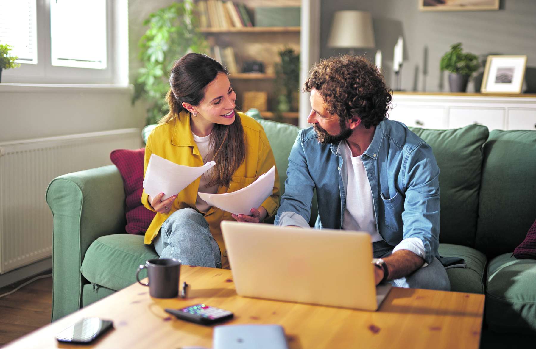 Junges Paar vor Computer.jpg © AdobeStock/Stockphotodirectors