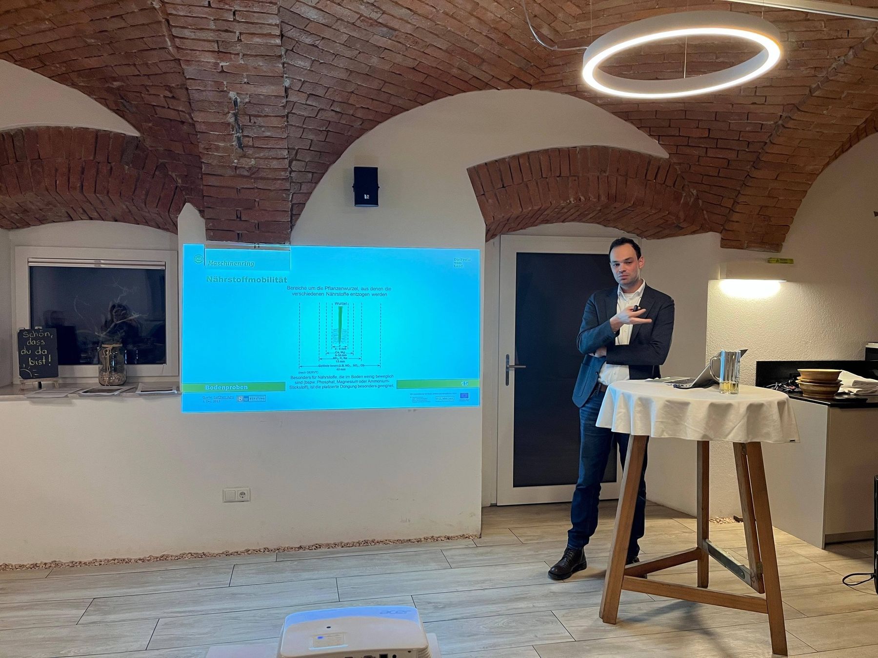 Bodenprobennachbesprechung mit Andreas Heinzl vom Maschinenring OÖ. Die Bodenproben werden gemeinsam interpretiert um daraus effiziente Düngemaßnahmen ableiten zu können.
Eingangs informierte Alexander Schmid zu aktuelle Informationen zum Vorbeugenden Grundwasserschutz Acker, Pflanzenschutzaufzeichnungen und NEC Richtlinie. Wichtig: Für Betriebe, die an der ÖPUL Maßnahme "Vorbeugender Grundwasserschutz-Acker" teilnehmen, müssen bis spätestens 31.12.2026:
10 Weiterbildungsstunden gesammelt werden, ein Gewässerschutzkonzept erstellt werden und pro angefangene 5 ha Ackerfläche eine Bodenprobe gezogen werden. © BWSB