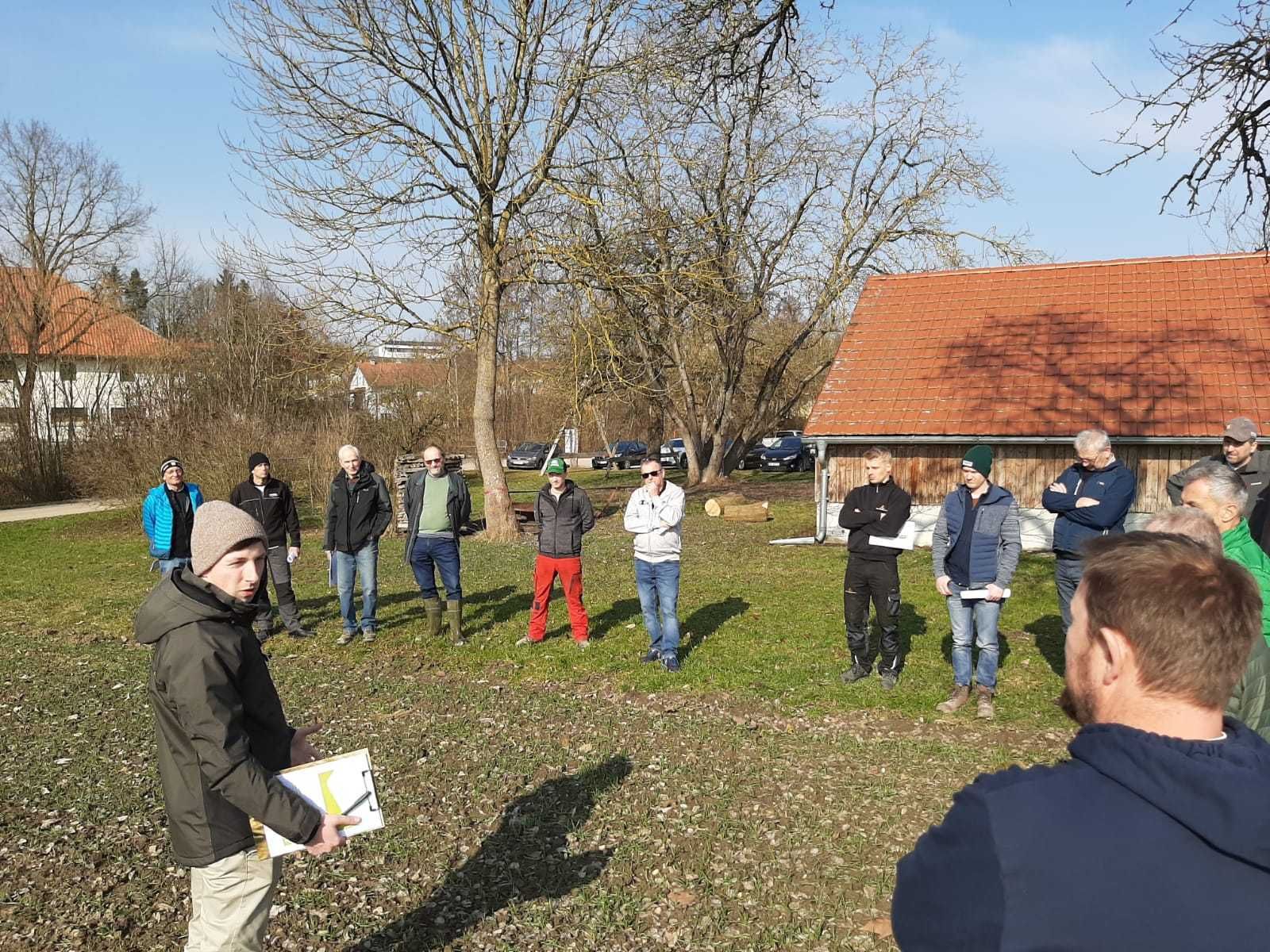 Feldbegehung zur gewässerschonenden Kulturführung von WW, WG und Raps, bei sonnigem Wetter und mit ca. 20 TN am 2.3.2026. Die Kulturen sind gut über den Winter gekommen. Aktuelle Themen: Andüngung, Boden-Befahrbarkeit, Kontrolle von Unkräutern/Ungräsern sowie Schadinsekten. Danke für die wertvollen Diskussionen! © BWSB