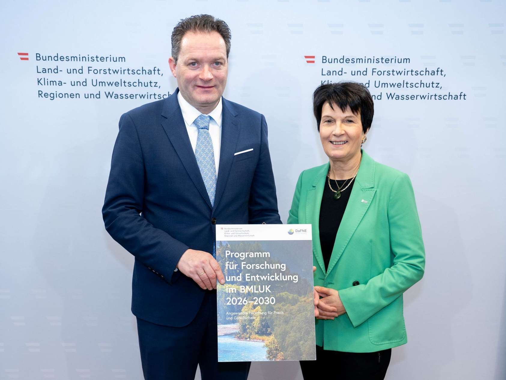 Bundesminister Norbert Totschnig und Eva Schulev-Steindl .jpg © BMLUK/Hemerka