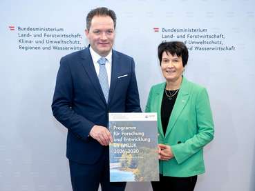 Bundesminister Norbert Totschnig und Eva Schulev-Steindl .jpg © BMLUK/Hemerka