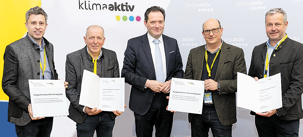 Minister Norbert Totschnig (m.) überreichte Auszeichnungen an die Heizwerke St. Ruprecht mit Claus und Gerhard Matzer (l.) und Fernitz mit Alfred Pongratz und Robert Tulnik (r.).png © ©Foto Vienna Motion