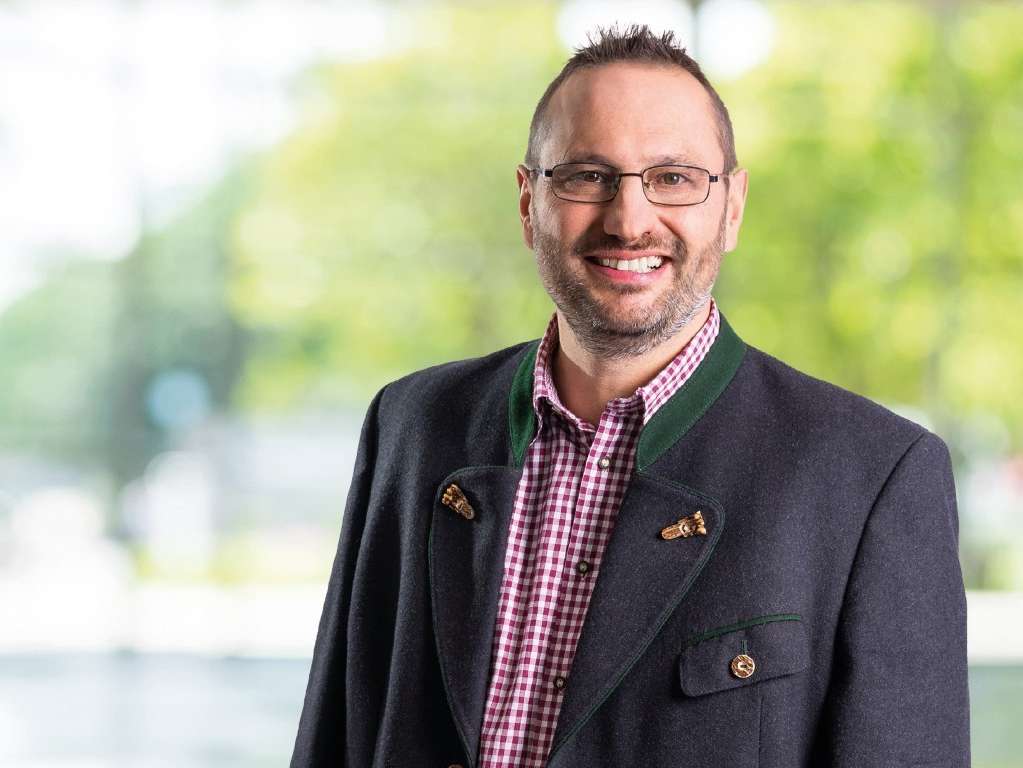 Nöckl Elmar mit Hintergrund Breitformat © FPÖ Vorarlberg (Mittel).jpg © FPÖ Vorarlberg