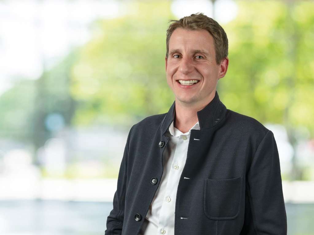 Robert Blum mit Hintergrund - Breitformat © FPÖ Vorarlberg (Mittel).jpg © FPÖ Vorarlberg