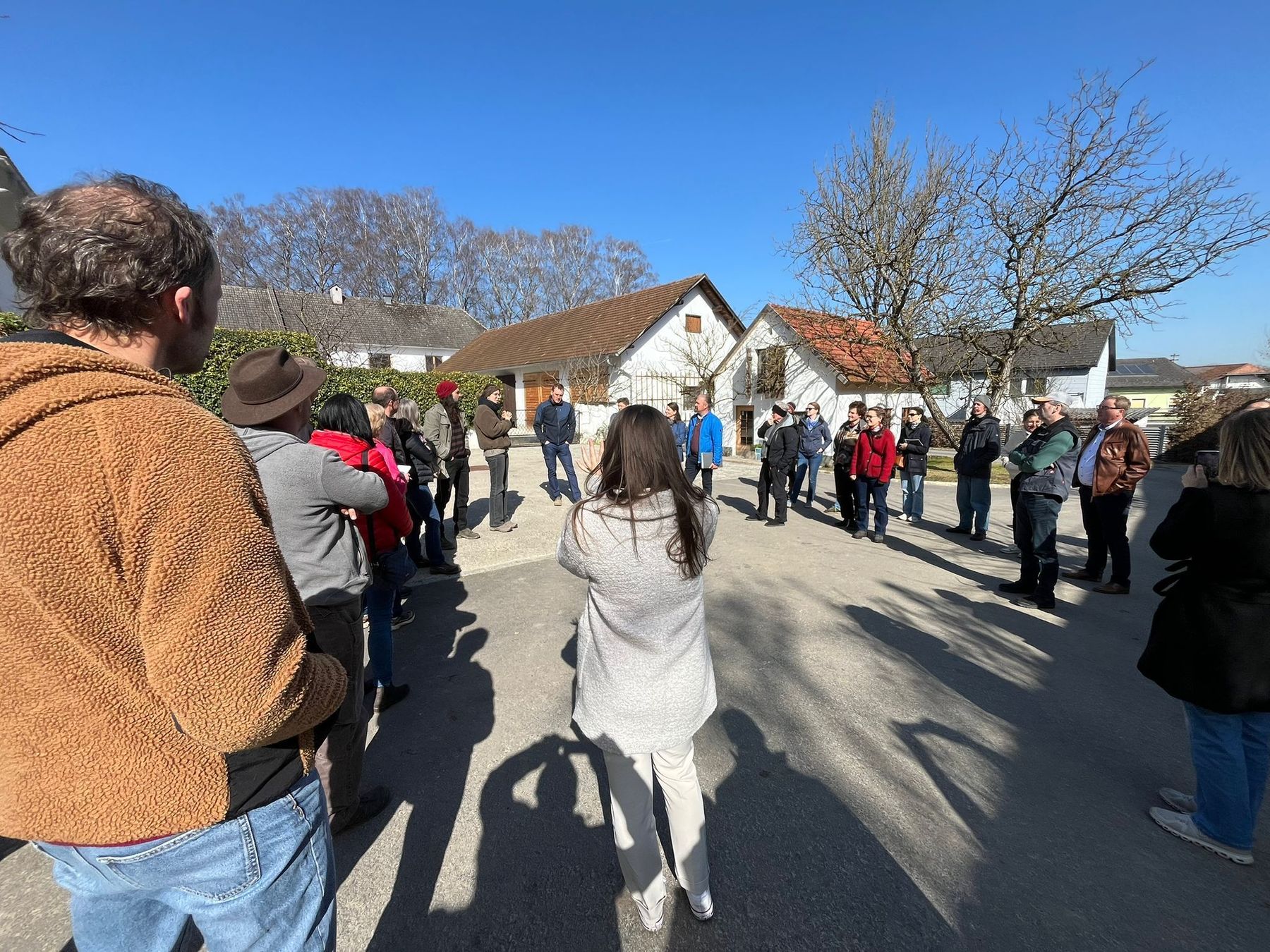 Am 6.3.2026 fand in Leonding zum LEADER-Kooperationsprojekt "Dürre aktiv begegnen" der LEADER-Regionen Traunviertler Alpenvorland, Linz-Land und Nationalpark oö. Kalkalpen gemeinsam mit der BWSB eine Informationsveranstaltung zu Agroforstsystemen statt. Zu Beginn wurden den etwa 30 Teilnehmern interessante Vorträge geboten: Starkregen und Dürre - was bedeutet das für die Landwirtschaft? Josef Eitzinger (BOKU),
Input zu Wasserrückhalt in der Landschaft durch Agroforstsysteme, Theresia Markut (FIBL). Im Anschluss wurde im Praxisteil eine Agroforstbegehung durchgeführt. 
Christoph Wagenhofer gab auf seinem Betrieb Einblicke und Tipps zur Anlage und zur Bearbeitung, Erfahrungswerte über verschiedene Witterungen, Ernte, Nutzung und Baumarten im Agroforst. Abschließend wurden Spatenprobe und Bodentests mit dem Bodenkoffer von Alexander Schmid, Boden.Wasser.Schutz.Beratung durchgeführt. Mit dem Bodenkoffer bekommen Landwirte ein besseres Bild über ihre Böden und das Bewusstsein für die Sensibilität von Böden wird gesteigert. 
 © BWSB