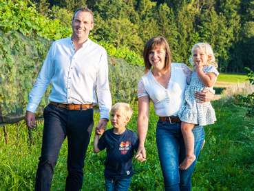 Hanna und Hannes mit ihren Kindern im Weingarten b.jpg © Gerstmayr