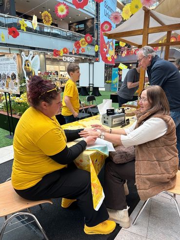 Honigmassage von Apitherapiereferentin Erika Strieder.jpg © LVBK/ Peball