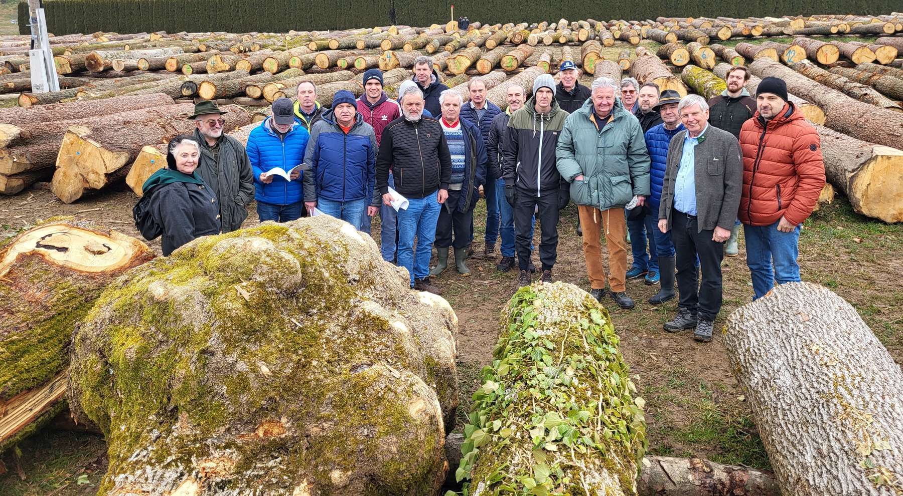 gruppen foto 24.02.206 licitacija.jpg © Mader-Tschertou