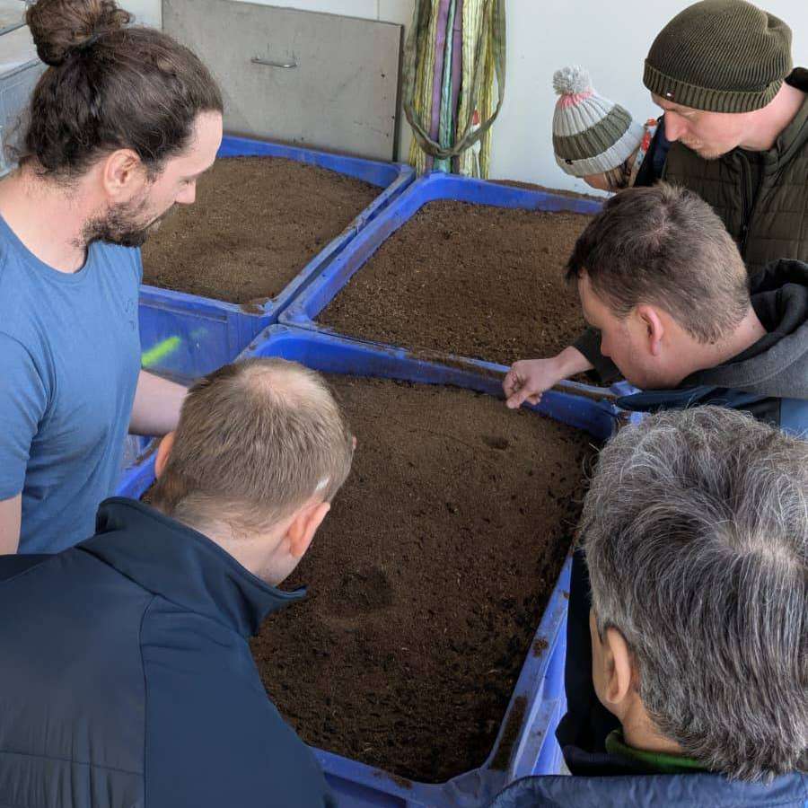 Futterreste und Ausscheidungen werden später zu Düngerpellets gepresst.jpg © BWSB/Lang