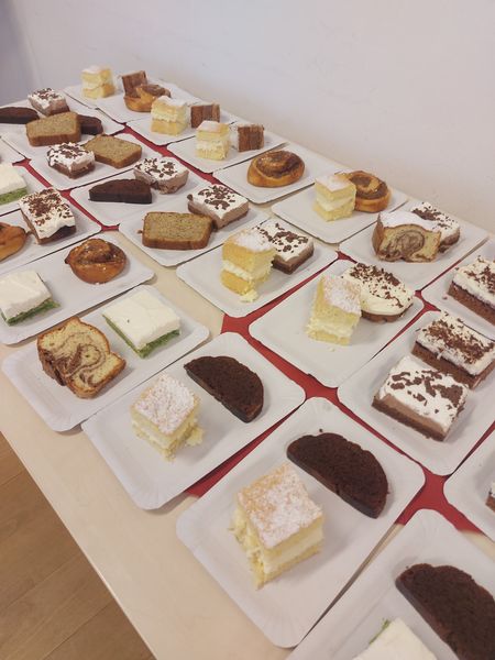 Ankommen Kaffee und Kuchen.jpg Ankommen Kaffee und Kuchen.jpg