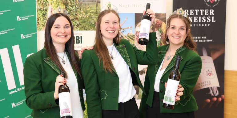 Die Weinhoheiten mit ihrem persönlichen Lieblingswein vom eigenen Weinhof: v.l.n.r.: Antonia, Magdalena I (Königin) und Lea © LK Steiermark-Musch