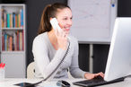 Beratung_Frau am Telefon.jpg © pictworks/stock.adobe.com