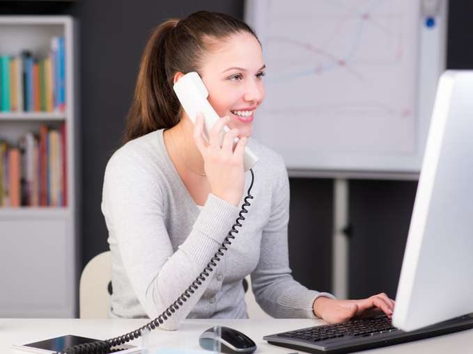 Beratung_Frau am Telefon.jpg © pictworks/stock.adobe.com