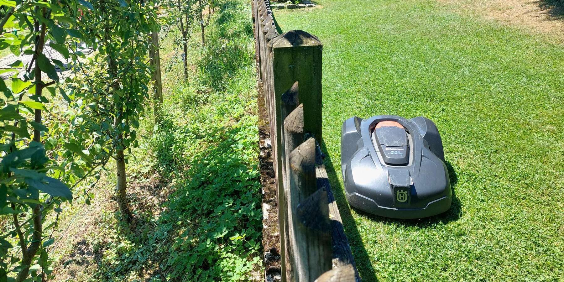 Rasenroboter_Vergleich_Zaun.jpg © BWSB/Wallner