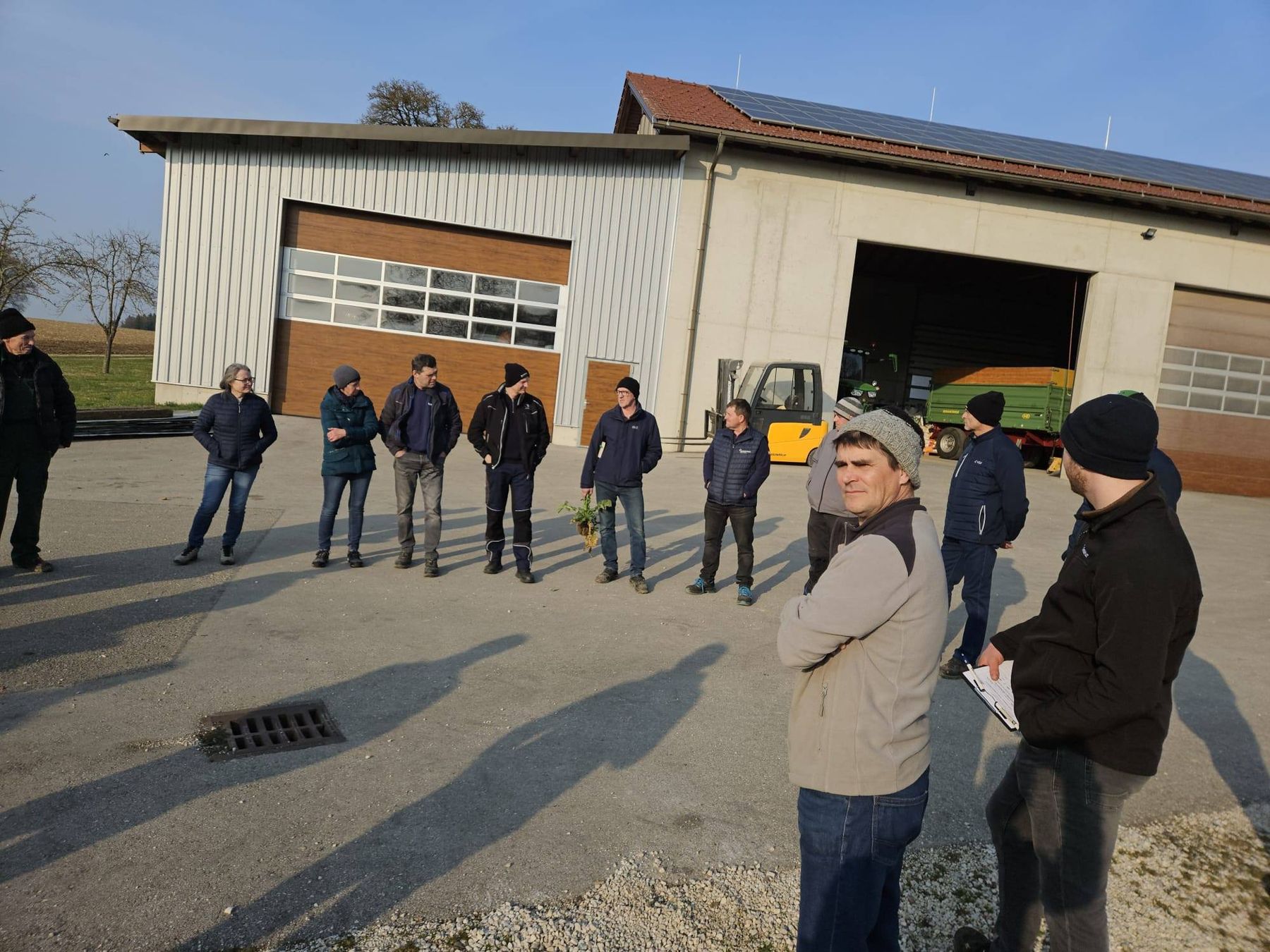 Feldbegehung bei Familie Raindl in Waldneukirchen mit Ackerbaureferent Matthias Kastenhuber.
Besprochen wurden u a. anstehende Maßnahmen bei Winterweizen und Gerste, unterschiedliche Sorten und Vorbereitungen für den Anbau von Zuckerrübe, Mais und Soja. Danke für das rege Interesse! © BWSB