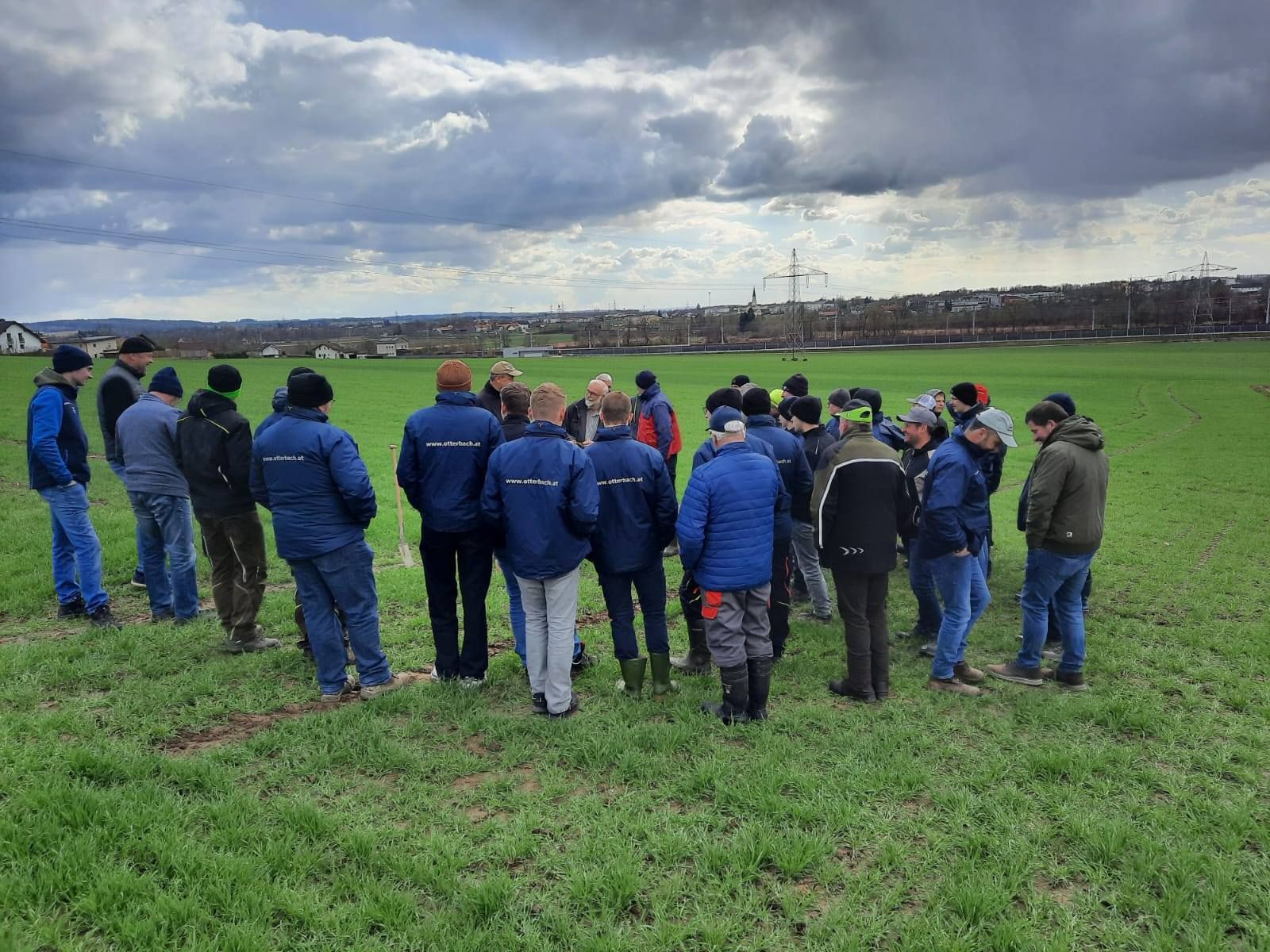 Feldbegehung AK Innviertel bei der FS Otterbach: rund 40 Personen und Schüler informierten sich bei Hubert Köppl (LK OÖ) und Rupert Reich (Pflanzenbau-INNForm) über die aktuellen Entwicklungsstadien und Managementmaßnahmen bei den Kulturen Raps, Weizen und Gerste. Herzlichen Dank dem Betriebsführer und dem Absolventenverband der Fachschule für die Zusammenarbeit! © BWSB