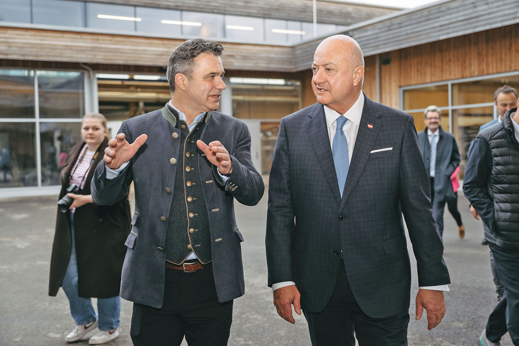 Unser Kanzler ist gefragt: Weichen jetzt richtig stellen.jpg © Archiv