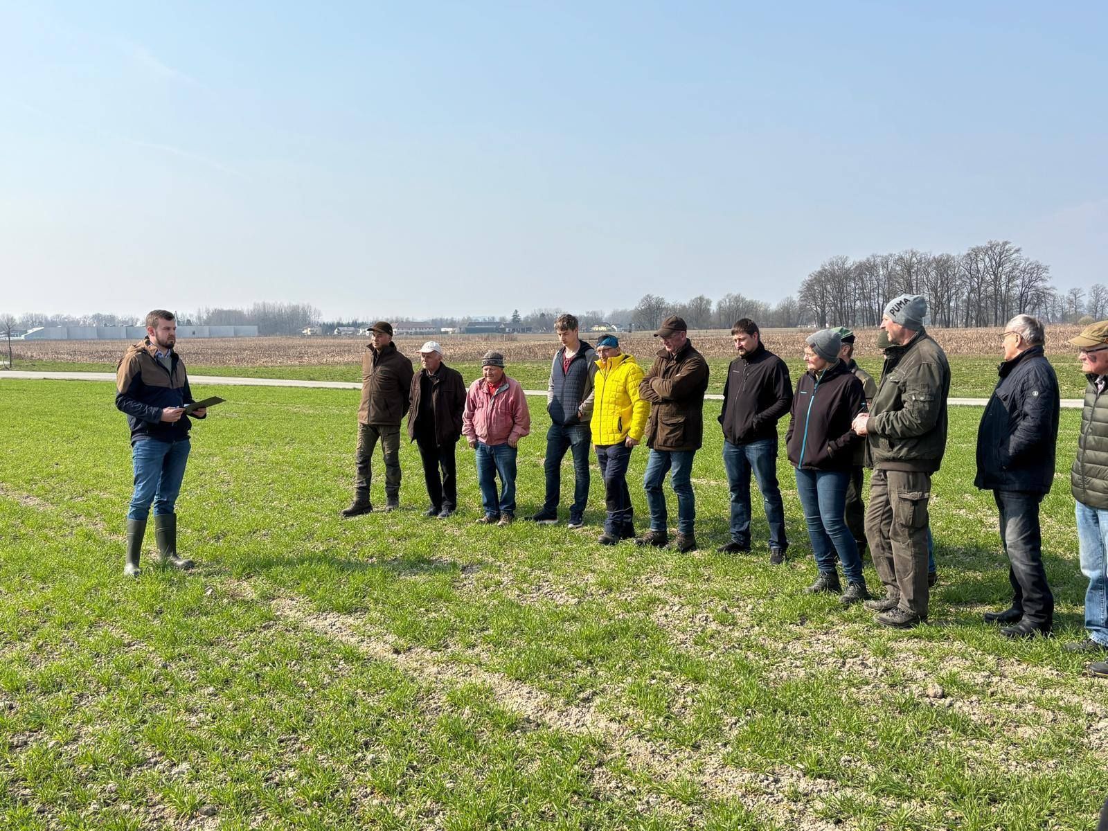Diese Woche  gabs auch eine Feldbegehung in Naarn - trotz des schönen Wetters informierten sich 27  Bäuerinnen und Bauern bei Matthias Kastenhuber über die gewässerschonende Kulturführung. Gerste, Weizen, Raps, Masi, Soja und Rüben wurden vor Ort besprochen. Auch die Qualität der Zwischenfrucht wurde begutachtet und Strategien für die Bewirtschaftung geklärt.
Danke für das rege Interesse. © BWSB