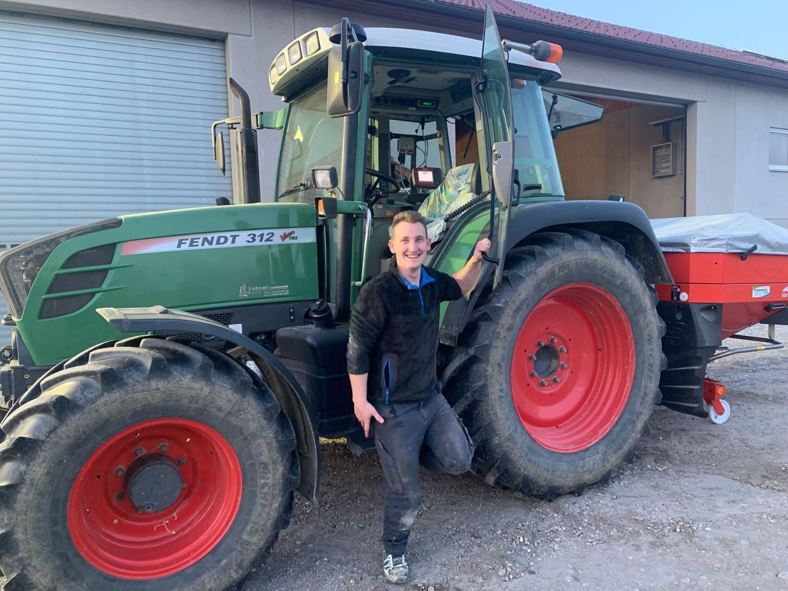 LRB_Zivildiener in der Landwirtschaft_Zivildiener Christian Wiesmair, Traktor.jpg © LK OÖ