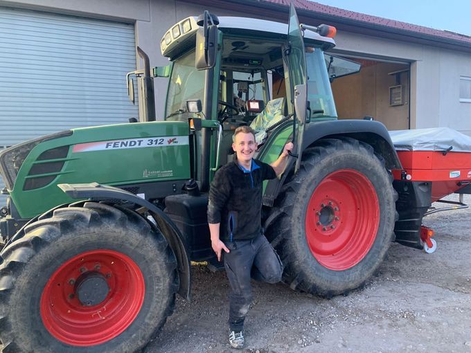LRB_Zivildiener in der Landwirtschaft_Zivildiener Christian Wiesmair, Traktor.jpg © LK OÖ