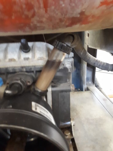 06 Bild 2_Milchig trübes Öl ist meist ein Anzeichen für schadhafte Pumpenmembrane!_RomanHauer.jpg © Roman Hauer/LK Niederösterreich