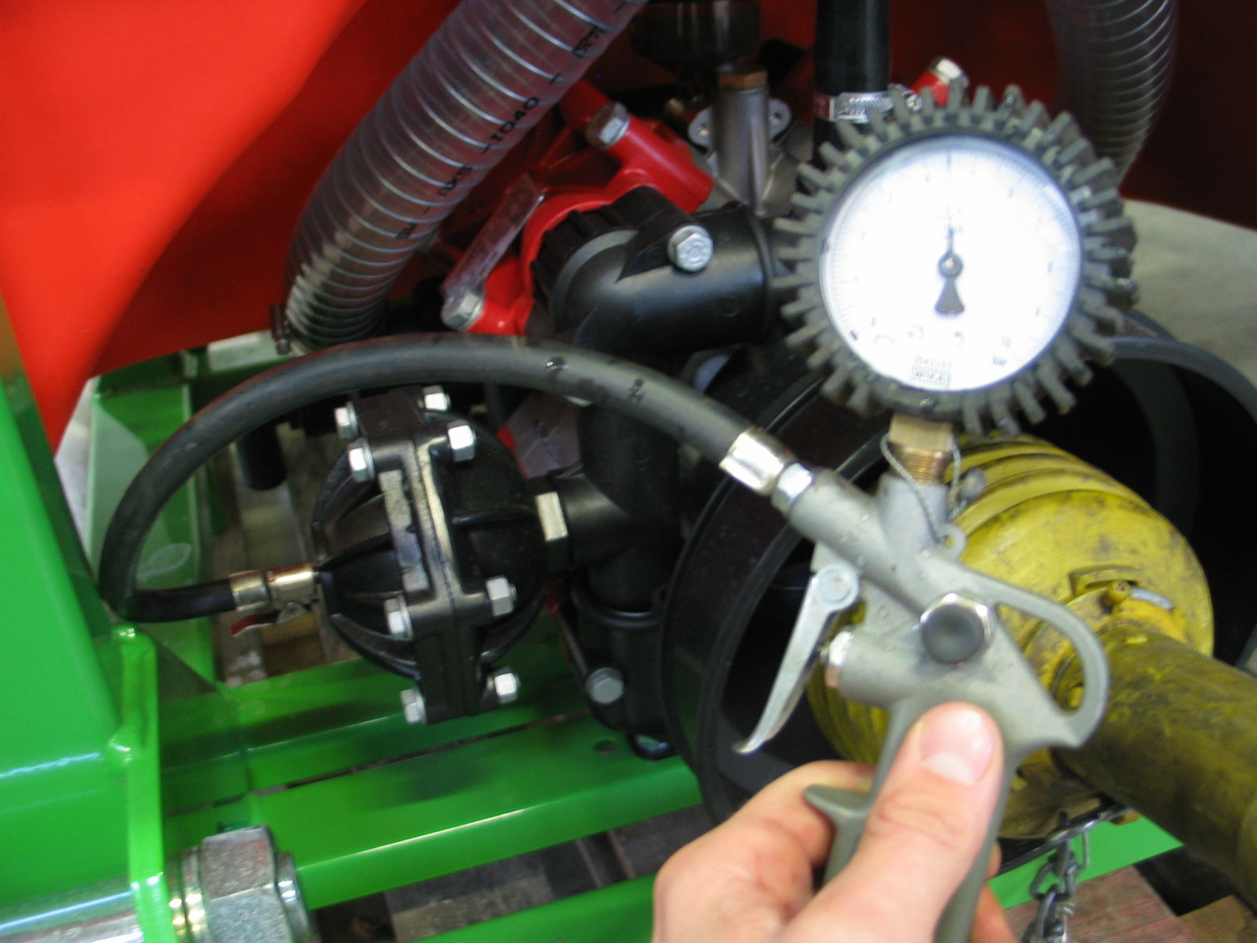 06 Bild 3_Bei starken Pulsationen sollte der Luftdruck im Druckausgleichsbehälter kontrolliert werden!_RomanHauer.jpg © Roman Hauer/LK Niederösterreich