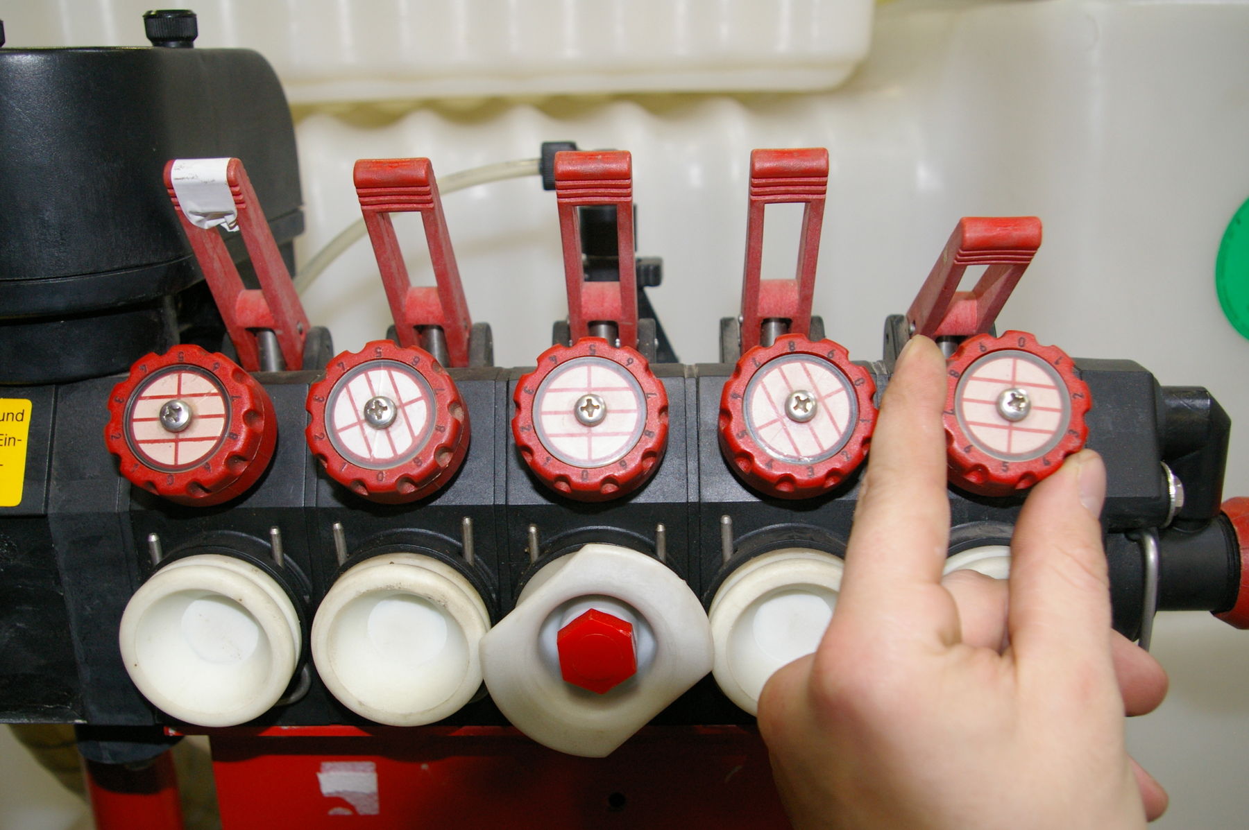 06 Bild 5_Vor jeder Saison und bei einem Düsenwechsel muss der Teilbreitenrücklauf neu justiert werden_RomanHauer.jpg © Roman Hauer/LK Niederösterreich