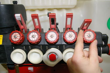 06 Bild 5_Vor jeder Saison und bei einem Düsenwechsel muss der Teilbreitenrücklauf neu justiert werden_RomanHauer.jpg © Roman Hauer/LK Niederösterreich