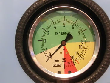 06 Bild 6_Manometer mit einer Skalenteilung von mind. 0,2 bar von 0 bis 8 bar ermöglichen ein genaues Ablesen des Arbeitsdruckes auch bei Einsatz von Injektordüsen!_RomanHauer.jpg © Roman Hauer/LK Niederösterreich