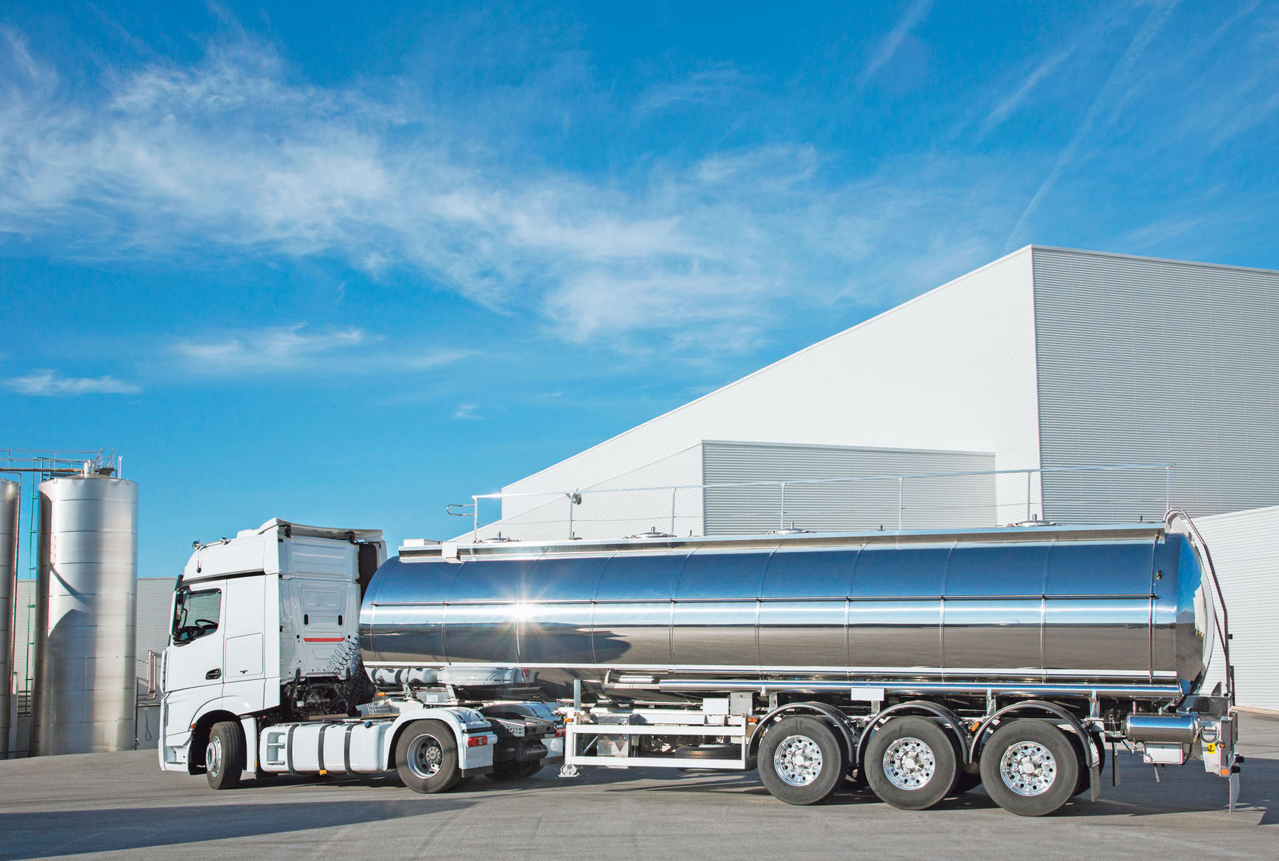 Milchpreisvergleich 2025.jpg © AdobeStock