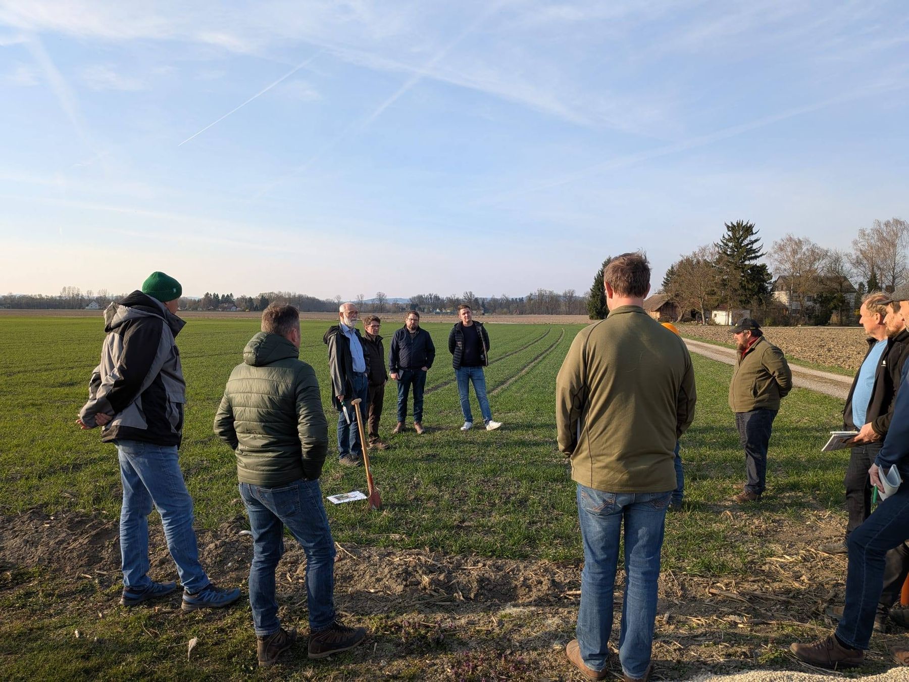 Wir nutzten den sonnigen Nachmittag um über gewässerschonende Düngung und aktuelles im Pflanzenschutz zu diskutieren. Danke an Hubert Köppl für seinen Beitrag. Durch die interessierten Nachfragen entstand ein wunderbarer Austausch mit den Teilnehmern. © BWSB