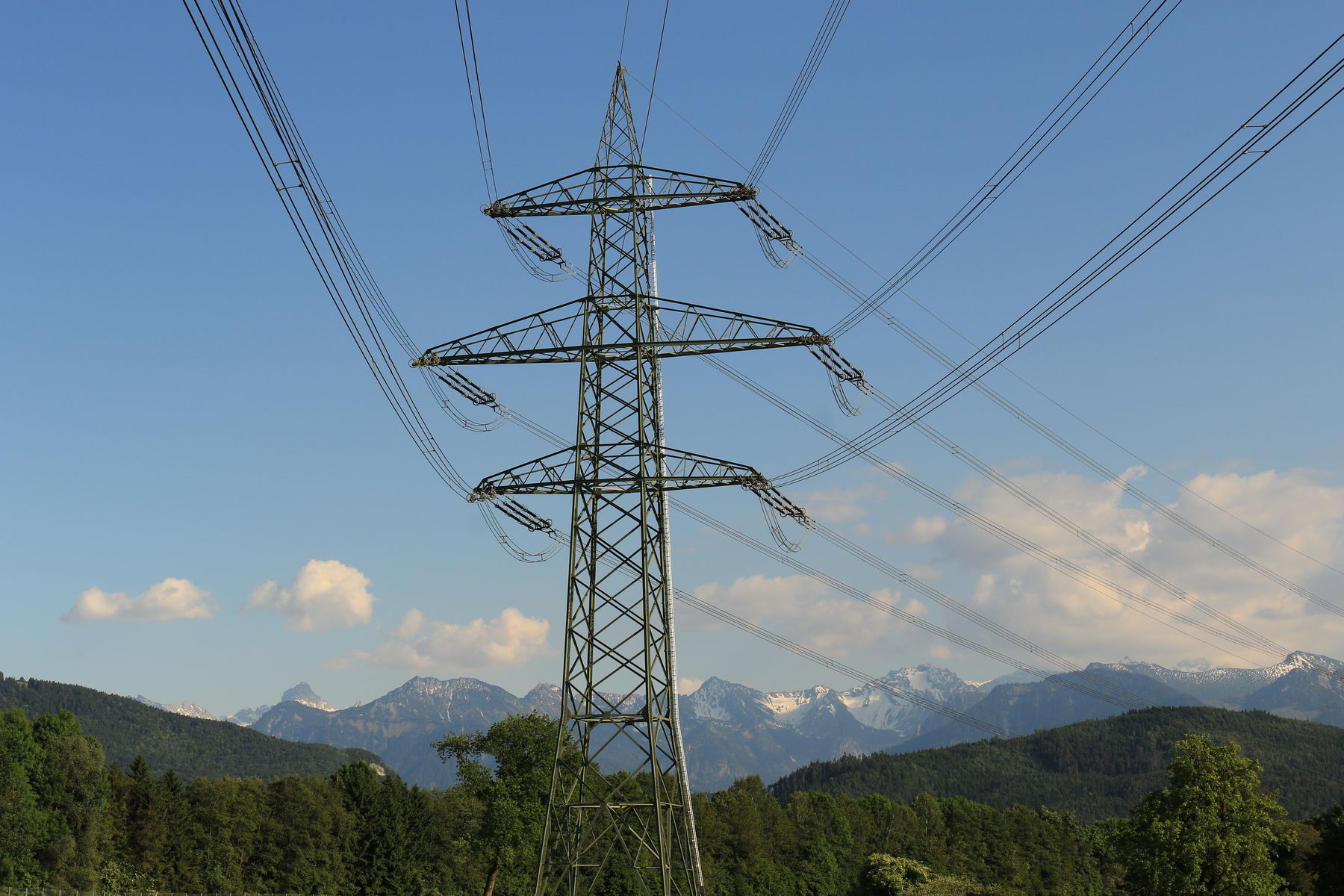 Stromleitung.jpg © stock.adobe.com