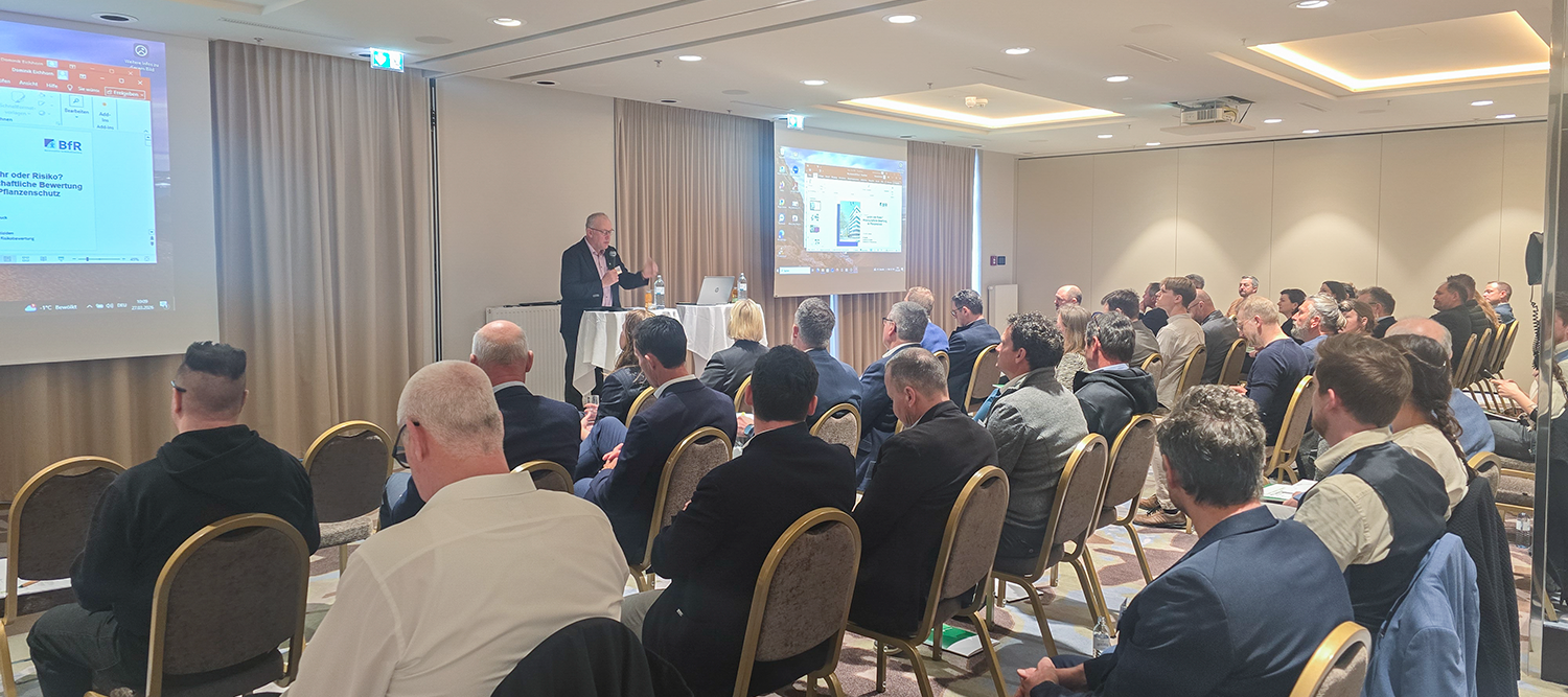 Die Zuhörer im Saal beim Vortrag über Pflanzenschutz © LK Tirol