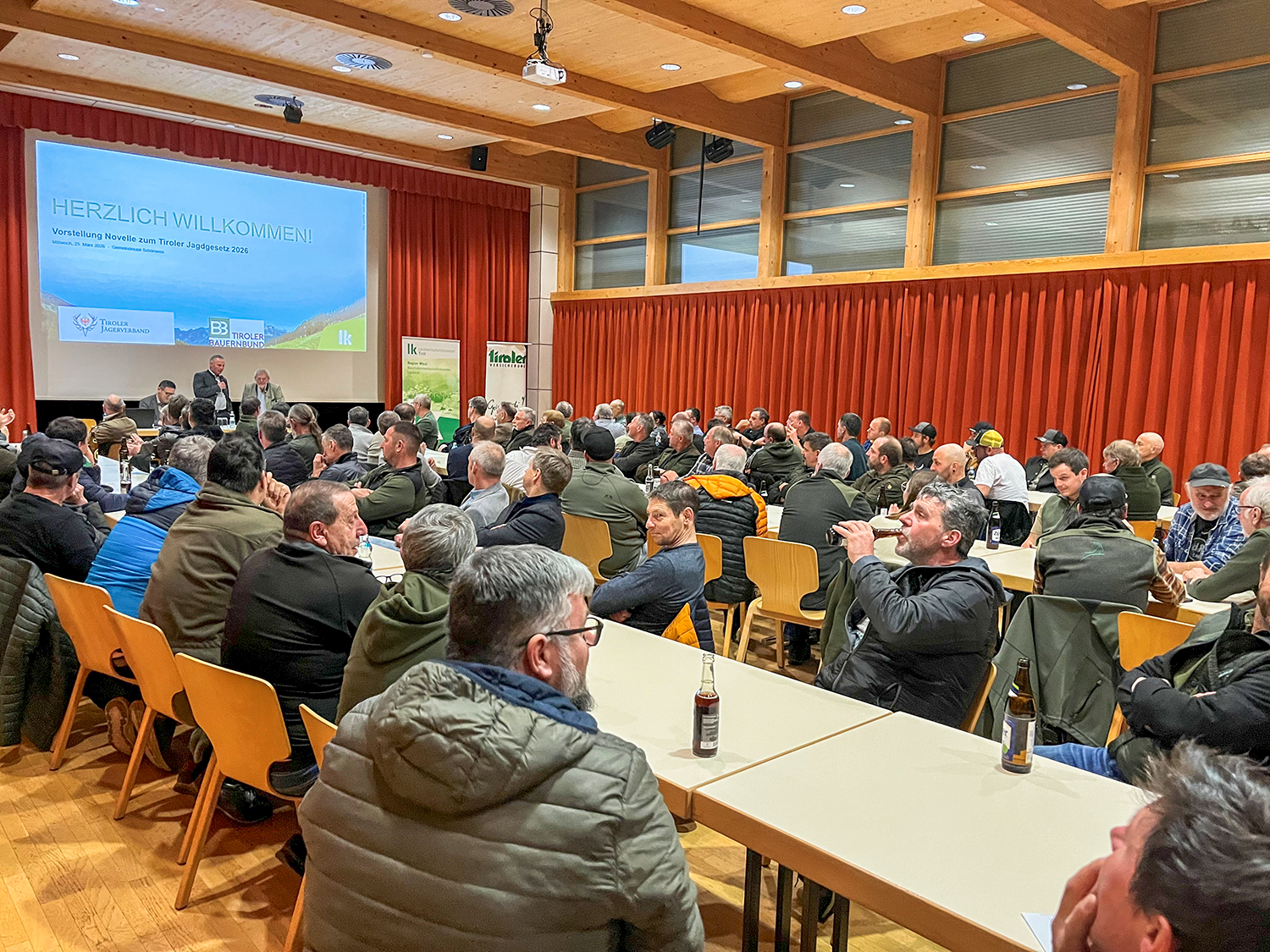 Zuhörende im Saal beim Vortrag zur Jagdgesetznovelle © LK Tirol