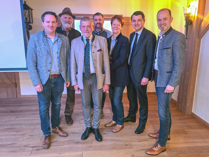 Gruppenfoto von In Kufstein: Bezirkskammerobmann Michael Jäger, Bezirksjägermeister Michael Lamprecht, Landesjägermeister Anton Larcher, Bezirksstellenleiter Simon Hörbiger, Bezirksbäuerin Christine Lintner, Bezirkshauptmann Kurt Berek und Kammerpräsident © LK Tirol